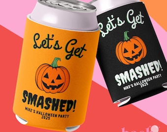 Pode incluir: Duas capas para latas com tema de Halloween. Uma é laranja com um desenho de abóbora e o texto "Let's Get Smashed!". A outra é preta com o mesmo design. Ambas dizem "Mike's Halloween Party 2025".