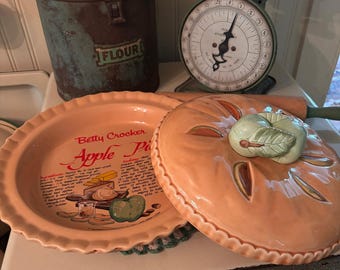 Torta di mele verdi vintage Betty Crocker con coperchio e ricettario, 28 cm.