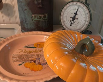 Vintage pompoentaartvorm met pompoenvormig deksel en recept LTD Commodities