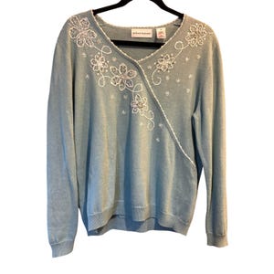 Suéter vintage de los 90 de Alfred Dunner, bordado, color azul patinado, ramio y algodón, talla mediana.