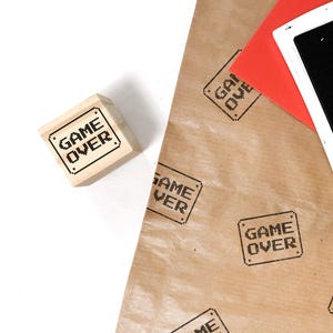 Tampon en caoutchouc Game Over avec style gamer, tampon pour étiquette de cadeau amusant pour gamer et cartes d'anniversaire irrévérencieuses, fourniture de journal de jeu vidéo ringard