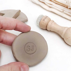 mini timbro per ceramica con le tue iniziali, piccolo timbro monogramma per argilla, timbro monogramma rotondo per ceramica, regalo personalizzato per ceramista