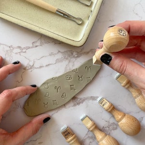 Miniaturowy stempel ze znakiem zodiaku do dekoracji ceramiki, 0,4-calowy stempel gliniany z drewnianą rączką, 1 cm stempel z symbolem horoskopu do ceramiki i mydła