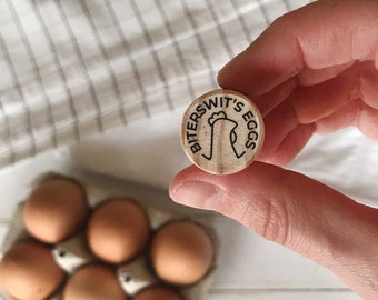 Spersonalizowany stempel z jajkiem kurzym dla fermy jaj, Minimalistyczny wzór kury na kartony i etykiety, Spersonalizowane oznakowanie świeżych jaj z fermy