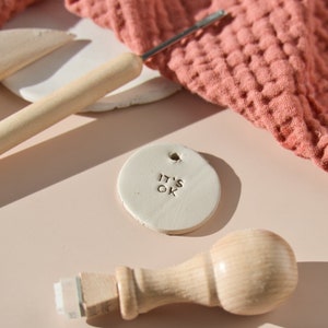 Timbro con citazione It's ok per argilla e sapone, mini timbro con messaggio per ceramica, utensili per ceramica, forniture per ceramisti per tazze con messaggio