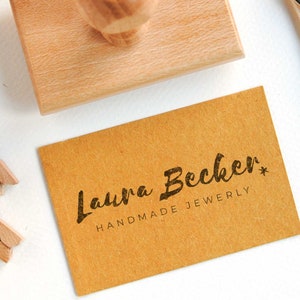 Sello logotipo lettering prediseñado con tu nombre o texto para tarjetas, pegatinas y cajas de cartón