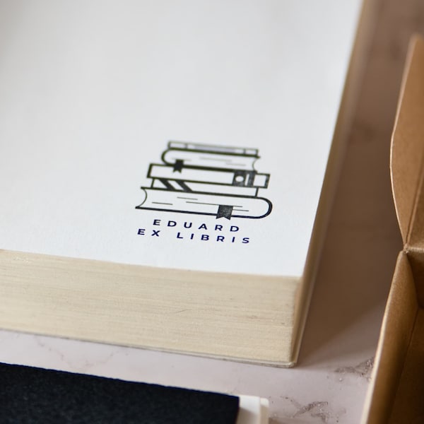 Sello ex libris personalizado con ilustración libros apilados, sello para marcar libros