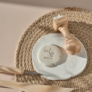 Timbro in argilla personalizzato con monogramma e data del matrimonio per bomboniere fai da te in argilla, bomboniere personalizzate per sapone da matrimonio, timbro per sapone con iniziali personalizzate