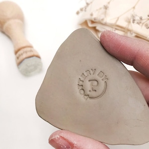 Timbro in ceramica preconfezionato con monogramma e iniziale, timbro personalizzato in ceramica per argilla, piccolo timbro con firma del vasaio con monogramma in stile minimale