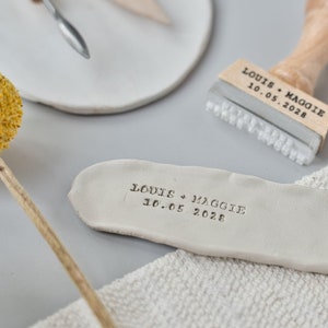 Personalisierte Namen und Datum Stempel mit Schreibmaschinenschrift, Personalisierte Hochzeit Tischkarte aus Ton, Hochzeit Geschenk