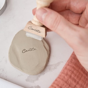 Timbro personalizzato con nome calligrafico per ceramiche e saponi, creatore di monogrammi, timbro in argilla, timbro con firma scritta a mano per ceramiche