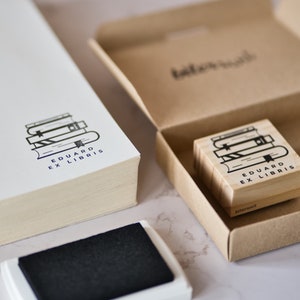 Timbro della biblioteca personalizzato con libri impilati e nome, ex libris personalizzato per gli amanti dei libri, semplice regalo per topi di biblioteca