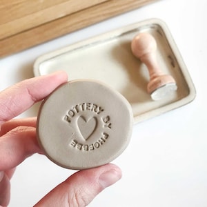Timbro in argilla personalizzato con nome e cuore, Marchio del produttore per ceramica e sapone, Timbro in ceramica personalizzato per artisti e artigiani