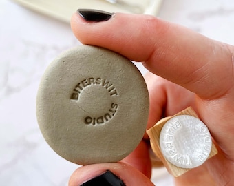 Sello minimalista personalizado con nombre en círculo para marcar cerámica