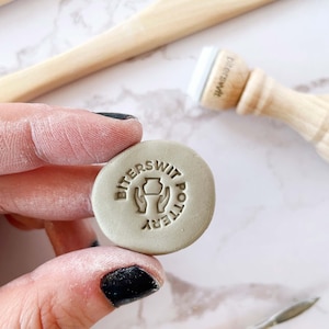Timbro con nome prefabbricato per ceramista, timbro in ceramica con mani e illustrazione minimalista di vaso in ceramica, produttore di ceramiche fatto a mano