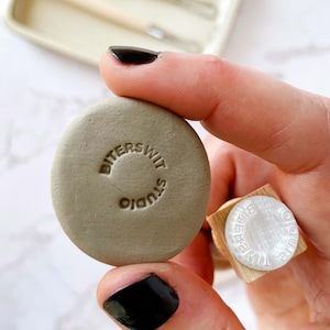 Tampon de texte incurvé personnalisé pour signature de poterie, tampon en céramique avec nom minimal, tampon de nom personnalisé simple en argile et savon