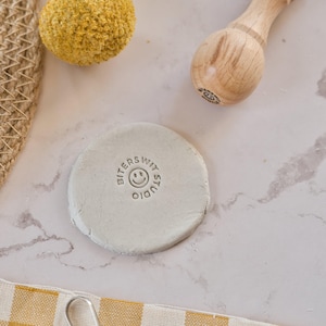 Timbro in argilla personalizzato con simbolo sorridente per ceramica e sapone, timbro in ceramica personalizzato per piatti e tazze, materiale didattico per lezioni di ceramica