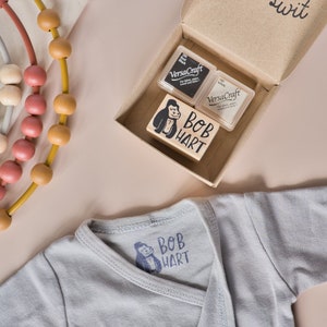 Carimbo personalizado com nome de gorila feliz para roupas, marcador para roupas infantis com 2 almofadas de tinta têxtil, conjunto de carimbos de etiqueta escolar de animais personalizados