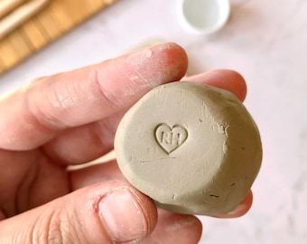 Mini tampon de marque de fabricant d'argile de coeur avec des initiales, tampon de poterie de coeur de monogramme pour des faveurs de désherbage, tampon de coeur en céramique personnalisé