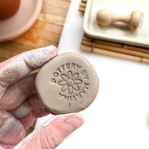 Timbro in ceramica Daisy con nome per marchio del produttore di argilla, timbro in ceramica personalizzato con dettaglio floreale, timbro speciale per argilla