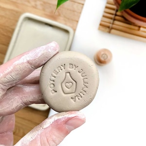 Timbro in ceramica personalizzato con nome e illustrazione del vasaio con cuore, timbro con logo preimpostato minimo per il marchio del ceramista, regalo per insegnanti di ceramica