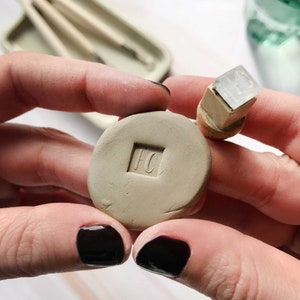 Timbro in ceramica monogramma personalizzato con iniziali, timbro personalizzato con firma quadrata per argilla polimerica e sapone, strumento per micro goffratura