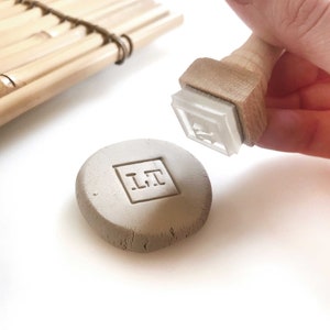 timbro monogramma preconfezionato per marchio in porcellana, timbro per lavori in ceramica personalizzabile con le tue iniziali, marchio iniziale in ceramica, regalo per ceramisti