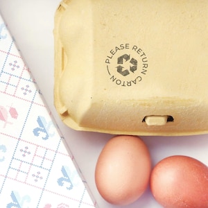 Si prega di restituire il timbro per le uova in cartone con il simbolo del riciclaggio, il timbro per le uova in cartone per il riciclaggio, restituire il timbro per le uova in cartone con il disegno di un pollo o di un'anatra