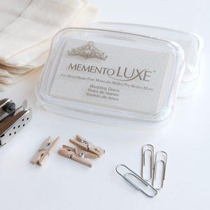 Almofada de carimbo branca, papel kraft com tinta branca, almofada de tinta Memento Luxe, almofada de tinta branca, tinta de carimbo branca, carimbo de tinta branca, vestido de noiva Memento Luxe