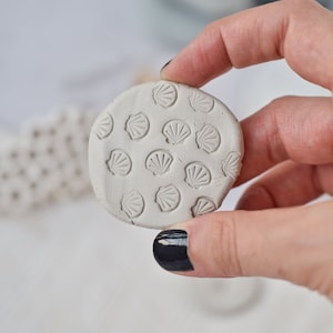 Mini tampon en argile texture coquillage pour poterie. Tampon coquillage océanique pour décoration de savon. Tampon à découper en argile océanique pour les cours de céramique.