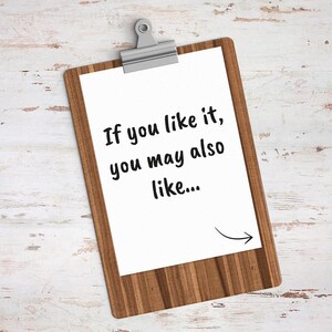 Op de afbeelding: Een houten clipboard met een zilveren clip die een wit vel papier vasthoudt. Het papier heeft de tekst "If you like it, you may also like..." in het zwart, met een gebogen pijl naar rechts.