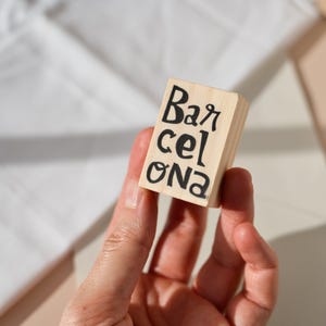 Rubberstempel van Barcelona voor decoraties voor reisdagboeken, benodigdheden voor journaling, cadeau voor liefhebbers van Barcelona, illustratie door Sira Lobo