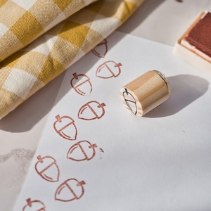 Sello de goma de bellota dibujado a mano, sellos de bosque para manualidades de otoño, papelería de decoración de otoño con íconos de frutas de roble de Sira Lobo