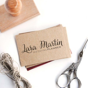 sello logotipo caligrafía con tu nombre o texto, sello de mango de madera con tipografía a mano, sello de logotipo letra escrita a mano