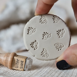 Timbro in argilla polimerica con texture a forma di fiore di loto, timbro a forma di fiore di loto per ceramiche e saponi, timbro con manico in legno per la decorazione di ceramiche