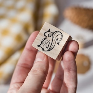 Tampon en caoutchouc écureuil mignon joyeux, tampon boisé dessiné à la main pour le scrapbooking et les travaux manuels d'automne avec les enfants, animal minimaliste scandinave