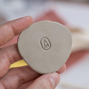 Personlig keramikstämpel: Anpassat initialmärke, keramisk konstnärspresent