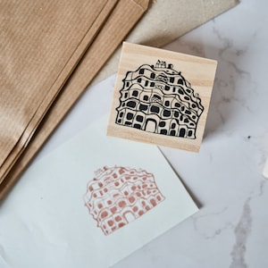 La Pedrera rubberstempel moderne handgetekende illustratie, Barcelona reisdagboekbenodigdheden, cadeau voor reislust en hobbyisten, Sira Lobo
