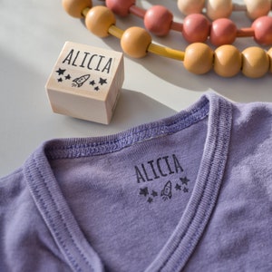 Timbro personalizzato con nome per bambini con razzo e stelle, timbro personalizzato con astronauta con due mini tamponi d'inchiostro per materiale scolastico o primo ex libris