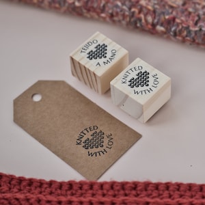 Timbro in gomma lavorato a maglia con amore con un cuore lavorato a maglia, regalo per artigiani e magliai, etichette e cartellini per indumenti lavorati a mano