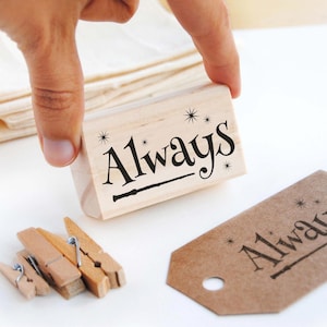 Timbro in gomma sempre con stelle e bacchetta magica, articoli di cancelleria per matrimoni a tema magico, etichette e cartellini per bomboniere magiche