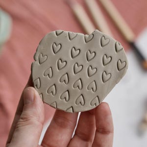 Mini timbro a forma di cuore per argilla e sapone, timbro acrilico originale per strumenti da laboratorio di ceramica, grazioso articolo per lavoretti in argilla per San Valentino.