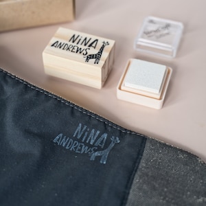 Timbro con nome a forma di giraffa per abbigliamento con 2 mini tamponi di inchiostro per tessuti, Timbro con nome per bambini con simpatici animali per la scuola, Tampone di inchiostro bianco per abiti scuri
