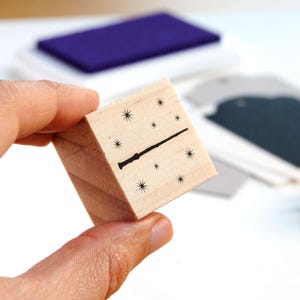 Rubberstempel toverstaf met magische fonkeling, fonkelende sterrenstempel voor briefpapier met tovenaarsthema, magisch feestdecor