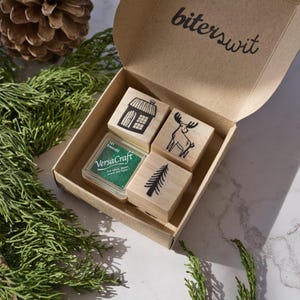 Set di francobolli natalizi con alce e casa nella foresta con albero di Natale, cartoline di Natale scandinave stampate a mano