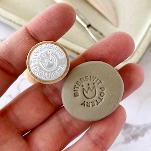 Timbro in argilla personalizzato con fiore azteco con testo personalizzato, antico timbro con marchio floreale Maya, timbro con logo in ceramica prefabbricato in stile tribale, timbro per sapone