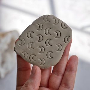 Mini timbro con texture a mezzaluna per argilla e sapone, timbro per ceramica con contorno a luna calante, strumento di texturizzazione minimalista per ceramica e artigianato