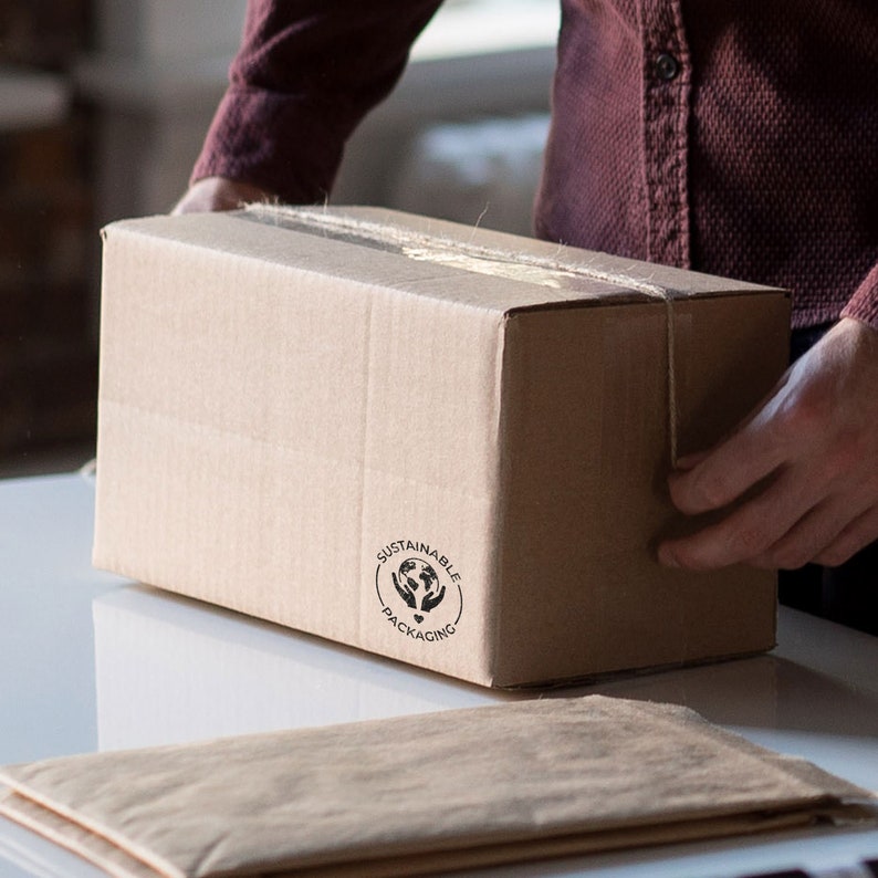 Stamped design on kraft paper packaging with Emballage Écologique text, reinforcing an environmentally friendly brand identity.