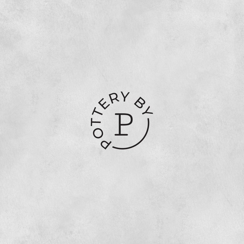 Puede incluir: Logotipo en blanco y negro con el texto "Pottery By" en un c&iacute;rculo alrededor de la letra "P".