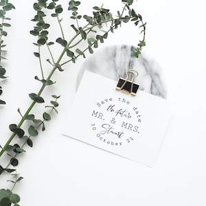 Timbro personalizzato "Save the Date" con il futuro signor e signora, timbro rotondo moderno e romantico per matrimonio con data, etichette per bomboniere minimaliste fai da te